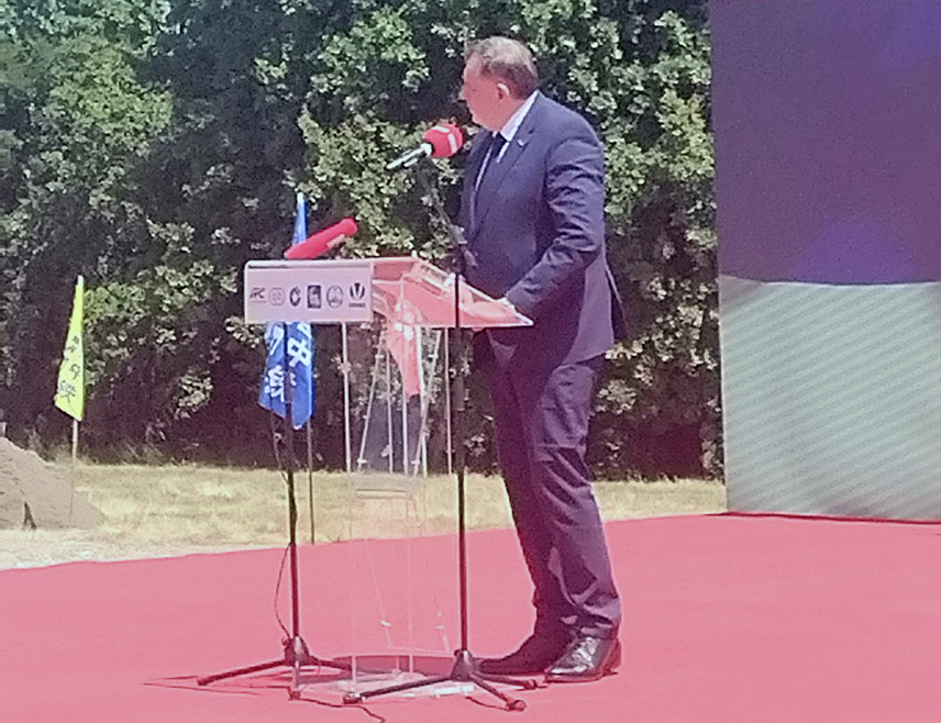 BIJELJINA, JUNE 12 /SRNA/ - The President of SNSD Milorad Dodik stated that the construction of the Banja Luka-Belgrade highway is the most important infrastructural project, which fulfills the centuries-old aspirations of connecting the Serbian people on both sides of the Drina River.