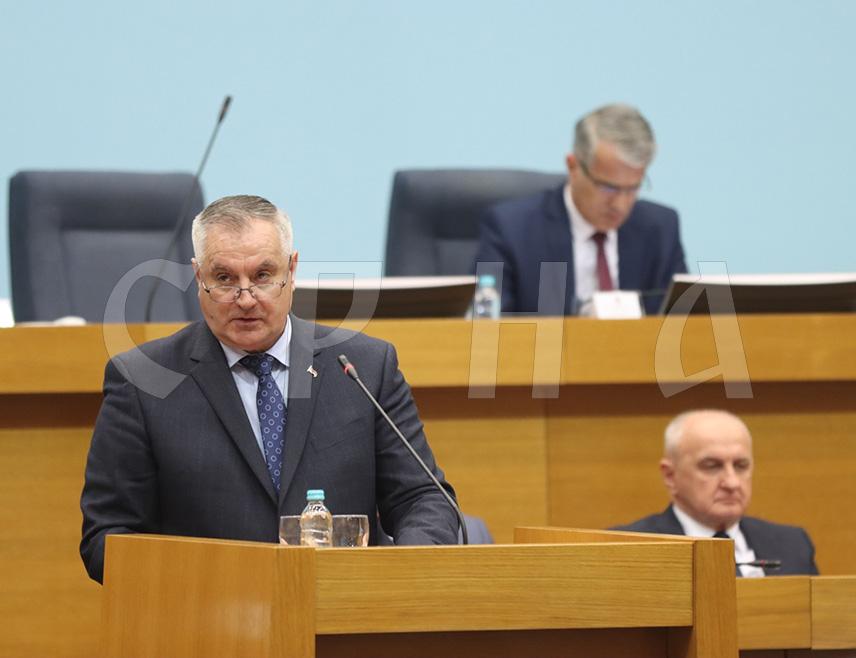 BANJA LUKA, MARCH 28 /SRNA/ - Republika Srpska Prime Minister Radovan Višković says that every Srpska leadership's decision will be paced and aimed exclusively at ensuring that all events and their negative impacts are felt as little as possible by the citizens of Srpska.