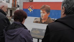 Вишеград - положено цвијеће на спомен-плочу Споменку Гостићу