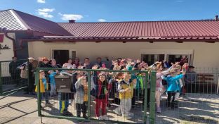 Мркоњић Град - малишани посјетили Дом за старија лица