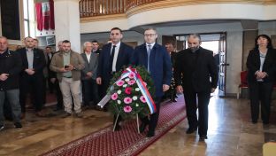 Прњавор - парастос и полагање вијенаца у Спомен Храму на Вучјаку и код Спомен обиљежја у Шибовској