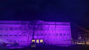 Приједор - зграда Градске управе освјетљена љубичастим свјетлом 