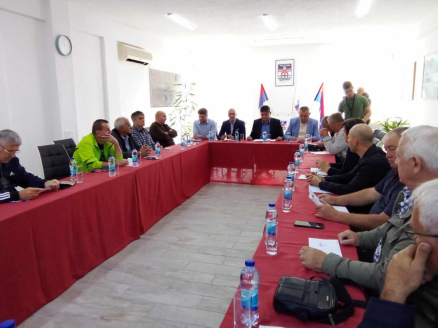 НОВИ ГРАД, 5. ОКТОБРА - Неопходно је континуирано радити на побољшању статуса борачких категорија у времену инфлације, закључено је данас на састанку представника локалне власти и организација проистеклих из минулог рата и СУБНОР-а.