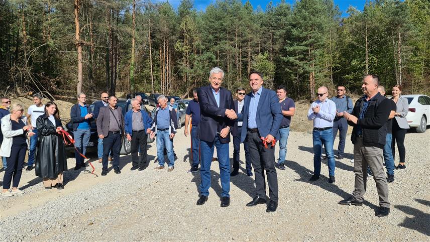 СТАНАРИ, 2. НОВЕМБРА /СРНА/ - У Станарима од данас је поново у функцији локални пут Станари-Цвртковци дужине 2,9 километра, који је након кориштења и реконструкције која је коштала милион КМ, компанија ЕФТ - Рудник и Термоелектрана "Станари" вратила у надлежност општини.