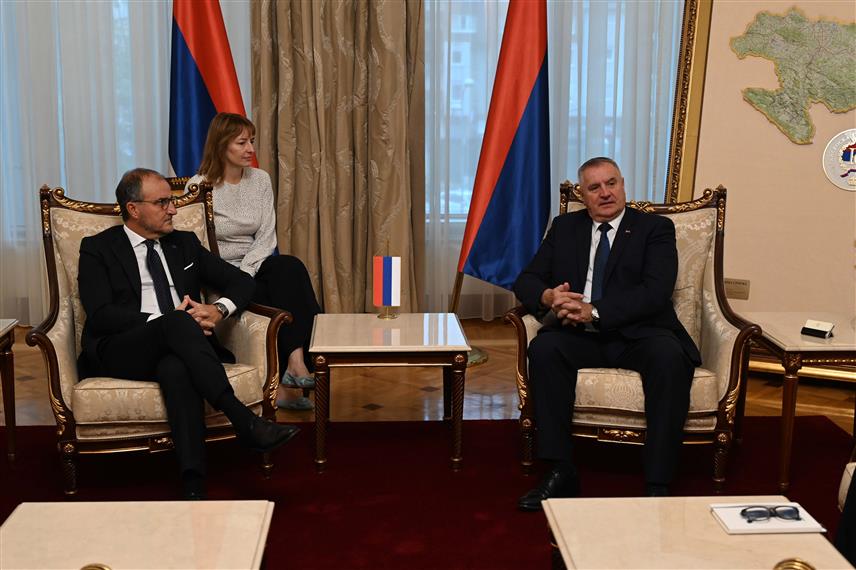 БАЊАЛУКА, 17. ОКТОБРА /СРНА/ - Предсједник Владе Републике Српске Радован Вишковић разговарао је данас са новоименованим шефом Делегације ЕУ у БиХ Луиђијем Сореком.