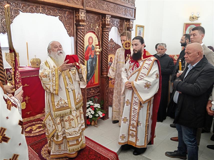 СОКОЛАЦ, 19. ОКTОБРА /СРНА/ - Његово високопреосвештенство митрополит дабробосански Хризостом освештао је данас у Жљебовима код Сокоца новоизграђени храм посвећен Светом апостолу Tоми, а потом служио Свету архијерејску литургију у присуству великог броја вјерника.