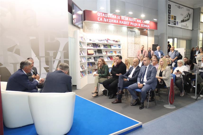 БЕОГРАД, 23. ОКТОБРА /СРНА/ - На Међународном сајму књига у Београду данас је промовисана књига "Дејтонски чвор", аутора професора уставног права Синише Карана. О књизи су, поред аутора, говорили професори Средоје Новић и Ненад Новаковић, те шеф Представништва Републике Српске у Београду Млађен Цицовић. /Фото - Борислав Здриња/