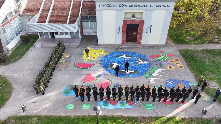 БЕОГРАД, 27. ОКТОБРА /СРНА/ - Кадети Војне академије и Медицинског факултета Војномедицинске академије реализовали су заједно са студентима Криминалистичко-полицијског универзитета кондициони марш дуг 16 километара у околини општине Ковачица, саопштено је из Министарства одбране Србије.	
