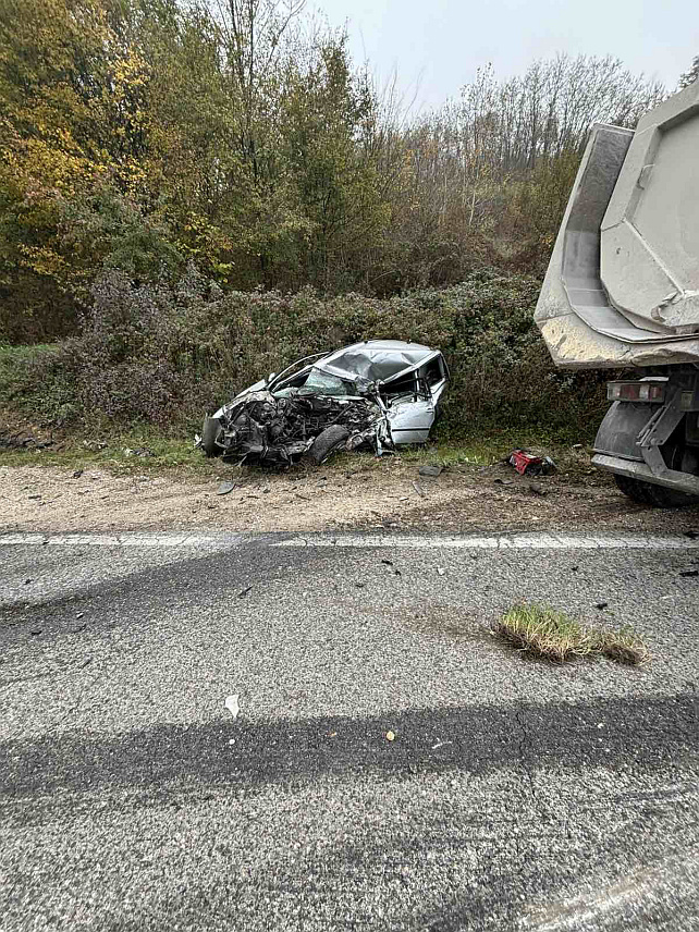 БАЊАЛУКА/ДЕРВЕНТА, 11. НОВЕМБРА /СРНА/ - Због саобраћајне незгоде потпуно је обустављен саобраћај на магистралном путу Прњавор-Дервента, у мјесту Миошковци.