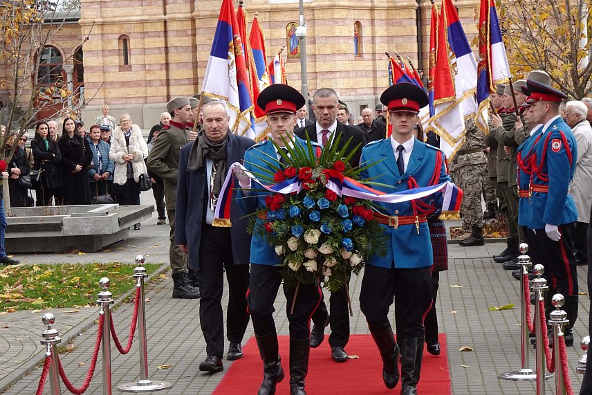 БАЊАЛУКА, 20. НОВЕМБРА /СРНА/ - Поводом обиљежавања Дана побједе у Првом свјетском рату и уласка српске војске у Бањалуку 1918. године, данас су положени вијенци и цвијеће код споменика Бану Милосављевићу. /ФОТО Борислав Здриња/