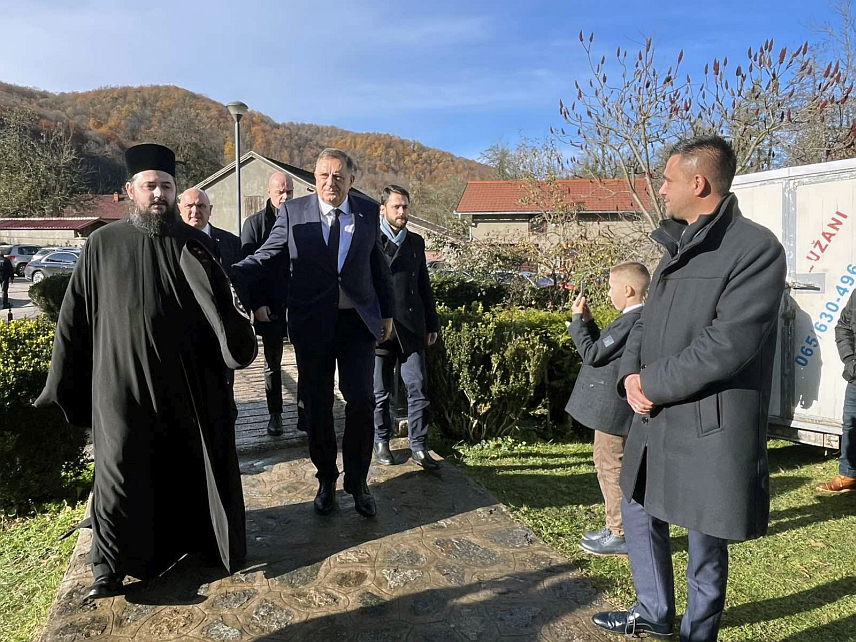 КОЗАРСКА ДУБИЦА, 21. НОВЕМБРА /СРНА/ - Предсједник Републике Српске Милорад Додик стигао је у посјету Манастиру Моштаница код Козарске Дубице, гдје је данас освештан Храм Светог преподобномученика ђакона Авакума са манастирском библиотеком.