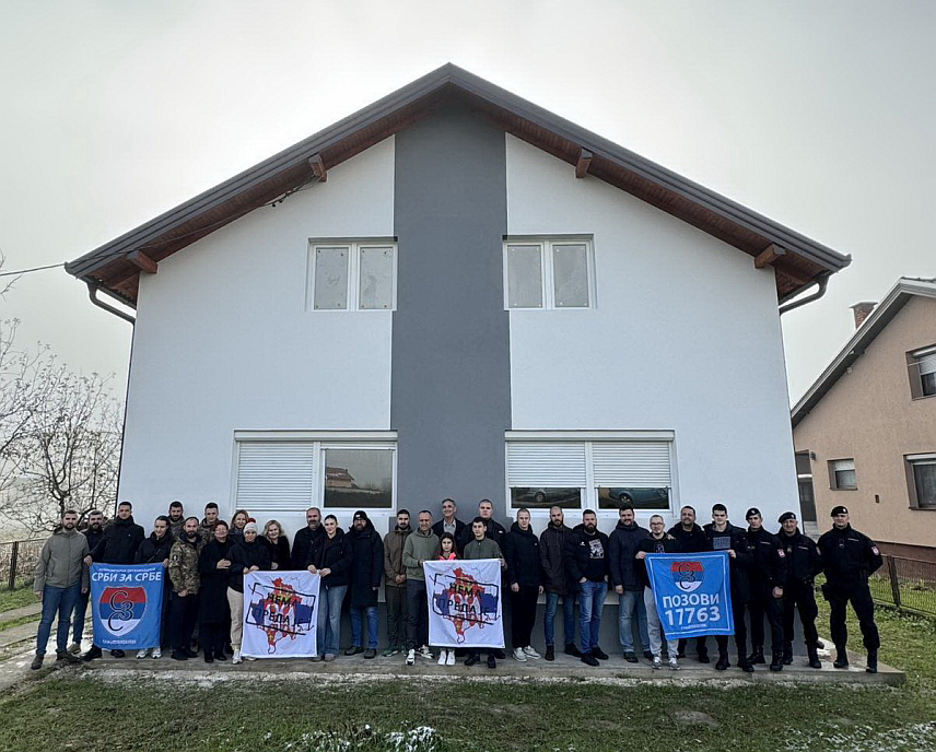 ПРИЈЕДОР, 21. НОВЕМБРА / СРНА/ - Самохрани отац Љубомир Иветић уселио је данас са четворо дјеце у нову реновирану кућу у Гомјеници код Приједора, након што је купљена и адаптирана захваљујући помоћи хуманитарне организације "Срби за Србе".	