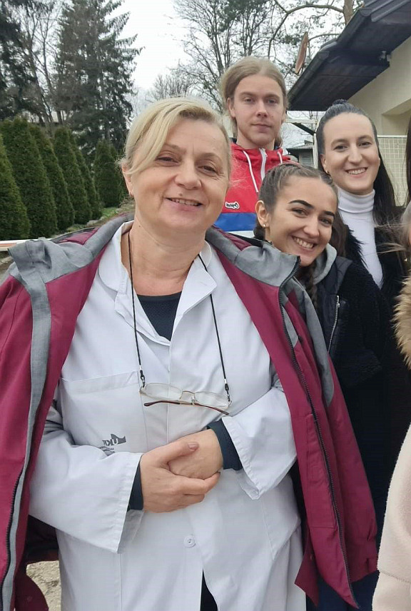 СОКОЛАЦ, 24. НОВЕМБРА /СРНА/ - Специјалиста медицинске психологије Снежана Самарџић са групом студената.