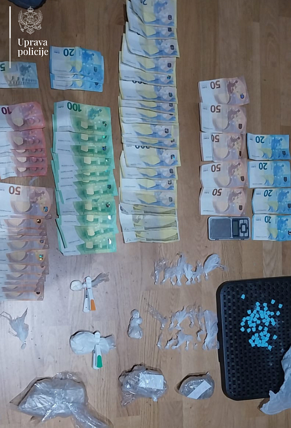 ПОДГОРИЦА, 26. НОВЕМБРА /СРНА/ - Полицијски службеници пронашли су код лица Ф.Р. /29/ из Подгорице једно пе-ве-це паковање марихуане и три пе-ве-це паковања са кокаином.