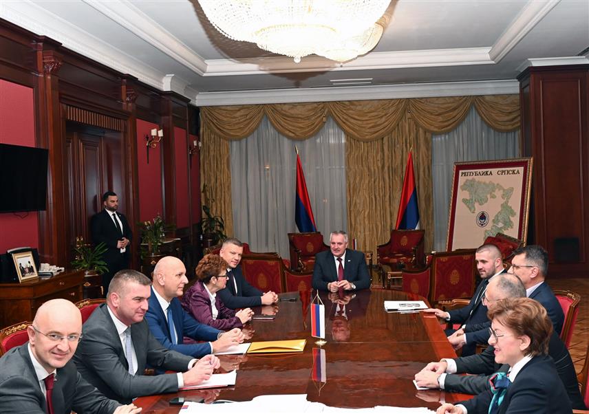 БАЊАЛУКА, 28. НОВЕМБРА /СРНА/ - Предсједник Владе Републике Српске Радован Вишковић током консултација са шефовима клубова парламентарне већине у Народној скупштини Републике Српске истакао је да ће буџет за наредну годину бити окренут унапређењу положаја социјално осјетљивих категорија.