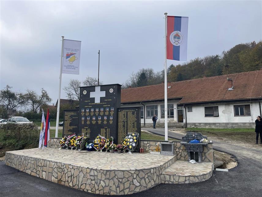 БРАТУНАЦ, 9. НОВЕМБРА /СРНА/ - У селу Осамско код Братунца данас је откривен и освештан новоизграђени споменик Србима из овог и околних села - Полома, Красанпоља и Дубравице, страдалим у посљедња четири рата на овим просторима.	