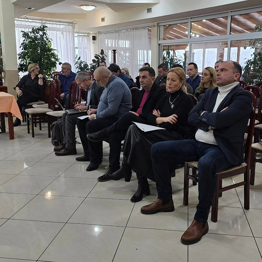 ЗВОРНИК, 12. ДЕЦЕМБРА /СРНА/ - Пројекат "Грађанин научник: Процјена утицаја загађења воде у сливу ријеке Дрине", чији су завршни резултати представљени данас у Зворнику, покренула је Мисија ОЕБС-а, а спровели Технолошки факултет Универзитета у Источном Сарајеву, Природно-математички факултет Универзитета у Бањалуци и сарајевски Природно-математички факултет, саопштено је из зворничке Градске управе - презентација завршених резултата.