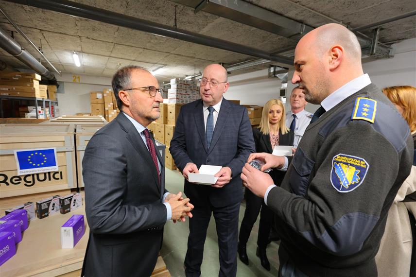 САРАЈЕВО, 16. ДЕЦЕМБРА /СРНА/ - Шеф Делегације ЕУ БиХ Луиђи Сорека уручио је данас донацију ЕУ у вриједности од 1,1 милион евра Граничној полицији која ће помоћи унапређењу граничне инфраструктуре, контролу границе и подршку међуагенцијској сарадњи.