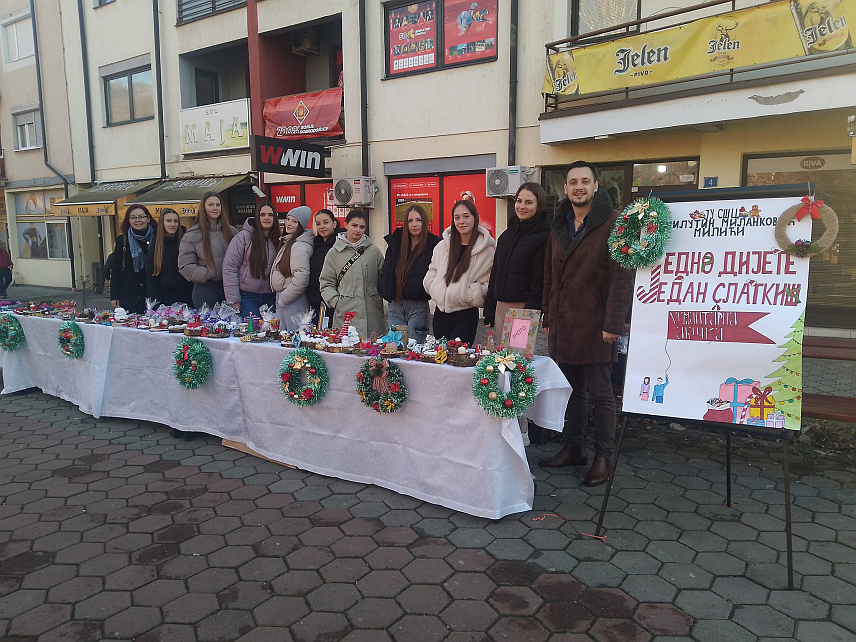 МИЛИЋИ, 17. ДЕЦЕМБРА /СРНА/ - Ученици Средњошколског центра /СШЦ/ "Милутин Миланковић" у Милићима данас су традиционално на Tргу рудара организовали хуманитарни базар у оквиру акције "Једно дијете, један слаткиш", на којем су прикупили 840 КМ.