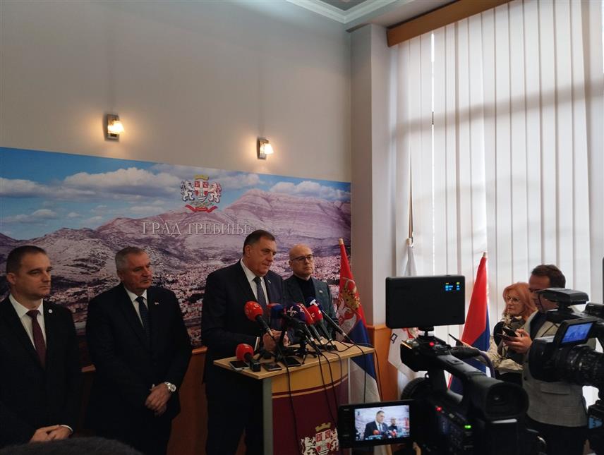 ТРЕБИЊЕ, 1. ДЕЦЕМБРА /СРНА/ - Предсједник Републике Српске Милорад Додик, премијер Српске Радован Вишковић и Србије Милош Вучевић на конференцији за новинаре данас у Требињу након састанка са руководством града.	