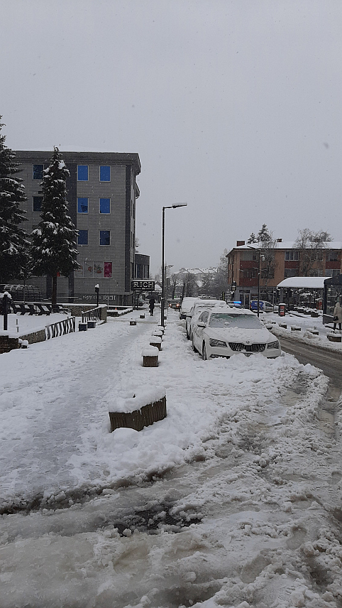 ПРЊАВОР, 23. ДЕЦЕМБРА /СРНА/ - Снијег који у Прњавору пада од раних јутарњих часова изазвао је бројне проблеме у снабдијевању сеоских подручја струјом и одвозу смећа, док су путеви проходни.