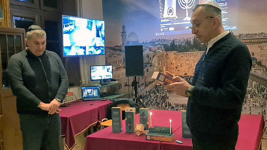 ДОБОЈ, 25. ДЕЦЕМБРА /СРНА/ - Јеврејска општина у Добоју организовала је вечерас прославу Хануке - јеврејског празника свјетлости, окупљања, јединства и борбе за слободу вјере.