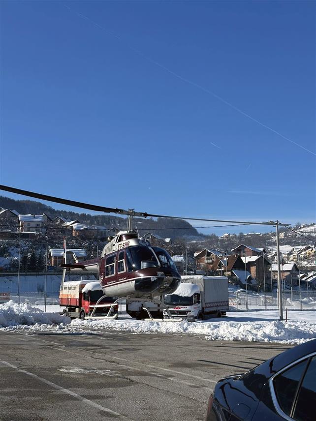МРКОЊИЋ ГРАД, 28. ДЕЦЕМБРА /СРНА/ - Хеликоптером Хеликоптерског сервиса Републике Српске достављена је храна, вода и лијекови за двије породице у селу Дубица код Мркоњић Града.