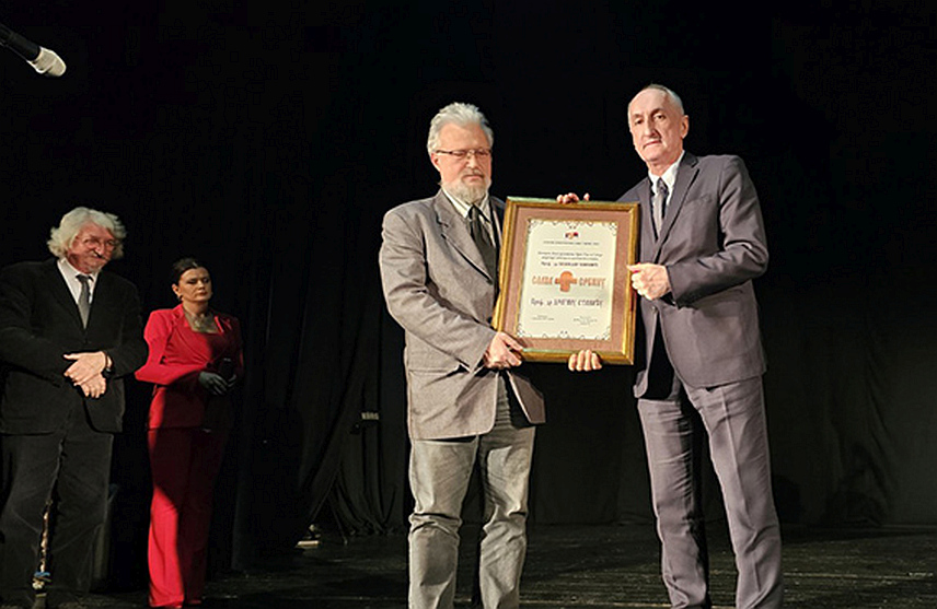 ПОДГОРИЦА, 2. ДЕЦЕМБРА /СРНА/ - Српски национални савјет Црне Горе уручио је годишњу награду "Божидар Бојовић - Слава Србину" предсједнику Матице српске Драгану Станићу у оквиру манифестације "Дани српског сабора" одржане у Беранама поводом 106 година од Велике подгоричке скупштине српског народа и Дана уједињења Црне Горе и Србије.