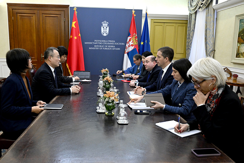 БЕОГРАД, 3. ДЕЦЕМБРА /СРНА/ - Министар спољних послова Србије Марко Ђурић информисао је данас амбасадора Кине у Србији Ли Минга о актуелној ситуацији на Косову и Метохији након инцидента у општини Зубин Поток, гдје је оштећен канал Ибар-Лепенац.