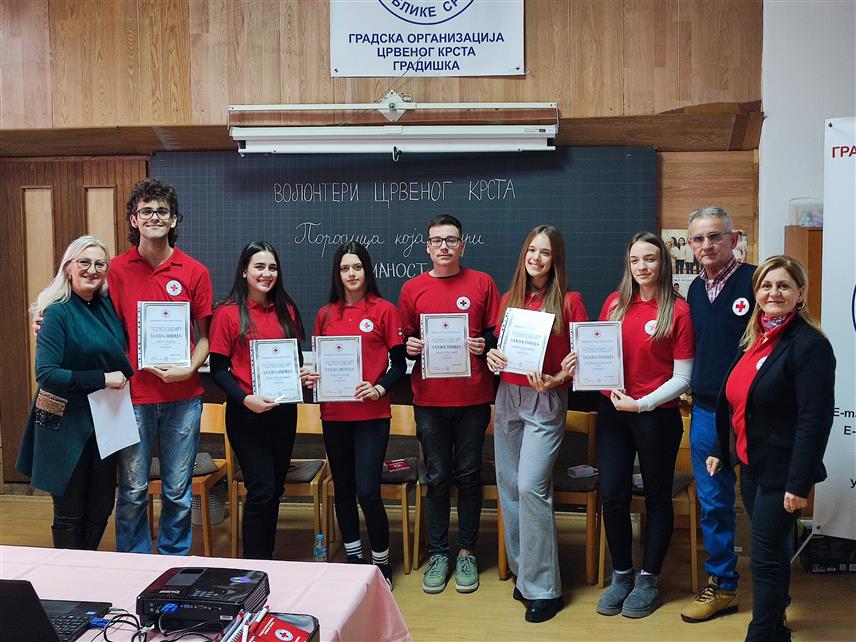ГРАДИШКА, 5. ДЕЦЕМБРА /СРНА/ - Волонтери Градске организације Црвеног крста Градишка у овој годинини вриједно су помагали онима којима је помоћ потребна, од укупно 120 младих градишких волонтера, 72 волонтера су била активна у 2024. години, а 32, који су имали више од 20 волонтерских сати, добили су захвалнице Црвеног крста Републике Српске.