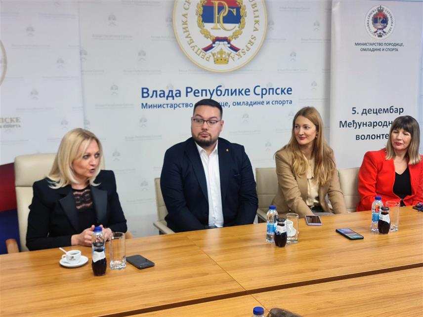 БАЊАЛУКА, 6. ДЕЦЕМБРА /СРНА/ - Министар породице, омладине и спорта Републике Српске Селма Чабрић уручила је данас у Бањалуци Републичке награде за волонтирање за 2024. годину које су примили шесторо волонтера и један организатор волонтирања.