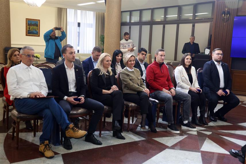 БАЊАЛУКА, 6. ДЕЦЕМБРА /СРНА/ - Савјетник предсједника Републике Соња Давидовић уприличила је пријем у Палати Републике, за најбоље волонтере у овој години. Пријему је присуствовала и министар породице, омладине и спорта Републике Српске Селма Чабрић.