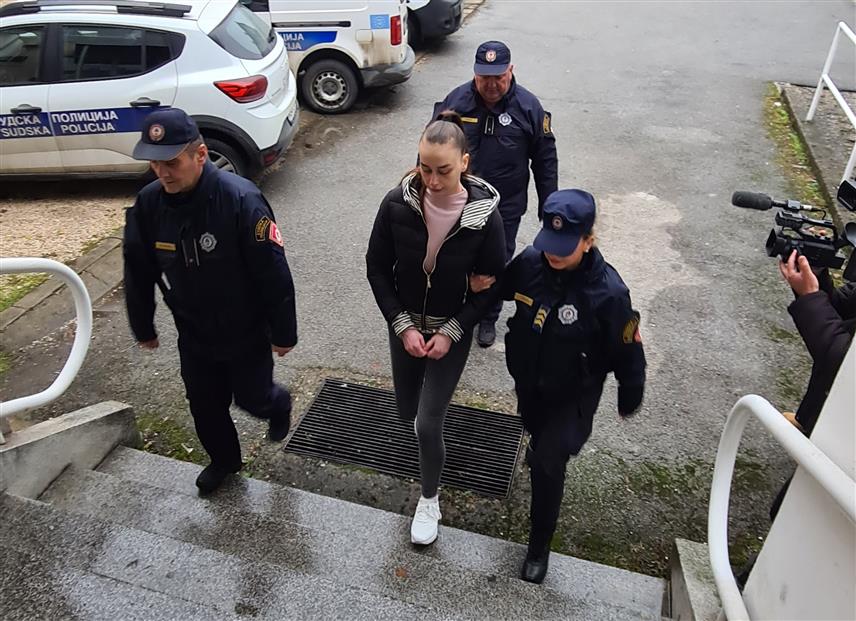 ДОБОЈ, 9. ДЕЦЕМБРА /СРНА/ - Окружни суд у Добоју данас je првостепеном пресудом прогласио кривом Андреу Кајганић из овог града за кривично дјело тешко убиство супруга Саше Кулишића, те јој изрекао затворску казну од 22 године.