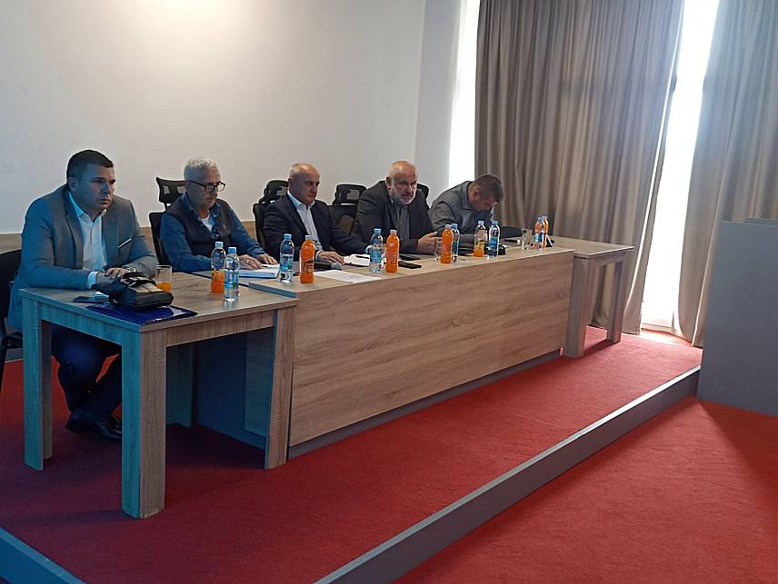 TРЕБИЊЕ, 26. МАЈА /СРНА/ - Предсједник Социјалистичке партије Петар Ђокић присуствовао је данас сједници Предсједништва СП партије и предсједника градских и општинских одбора ове партије у Изборној јединици девет.