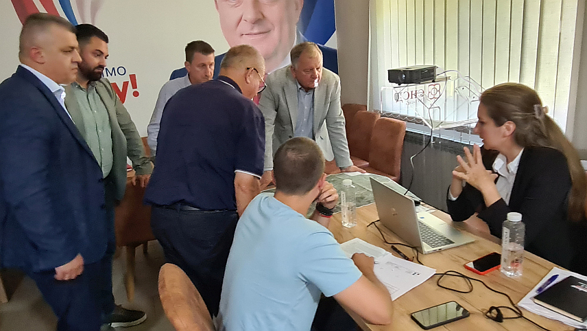 ТЕСЛИЋ, 27. MАJА /СРНА/ - У Теслићу је данас одржан први састанак радне групе за утврђивање саобраћајне трасе која ће ову локалну заједницу повезати са ауто-путем "9. јануар" преко петље "Станковићи" у станарском мјесту Осиња, која треба да се гради.