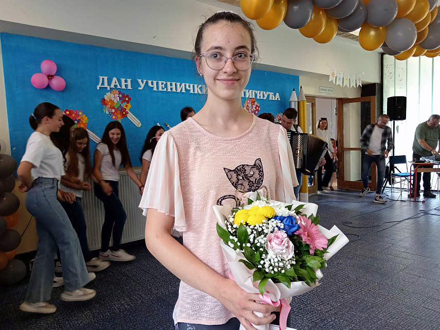 РОГАТИЦА, 11. ЈУНА /СРНА/ - Ученик генерације у Основној школи "Свети Сава" у Рогатици Ива Шаровић добитник је "Вукове дипломе" и једне од посебних диплома за најбоље ђаке у овој образовној установи, а на недавној Међународној олимпијади из руског језила у Нишу била је међу првих пет.