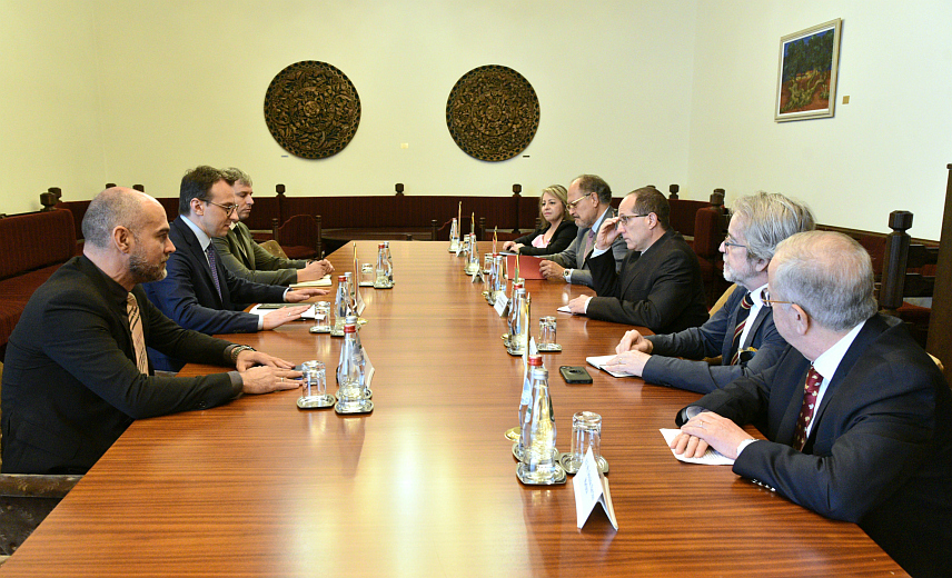 БЕОГРАД, 13. ЈУНА /СРНА/ - Директор Канцеларије Владе Србије за Косово и Метохију Петар Петковић састао се данас са амбасадорима Аргентине, Бразила, Кубе, Мексика и Венецуеле.