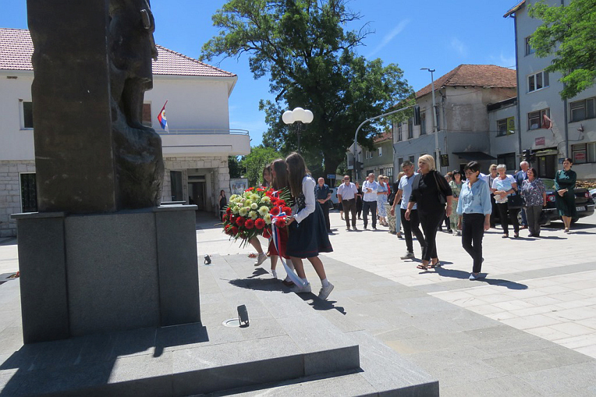 НЕВЕСИЊЕ, 15. ЈУНА /СРНА/ - Обиљежавање страдања Срба из долине Неретве и Дана несталих данас је, након Мостара, настављено у Невесињу гдје је положено цвијеће на Споменик слободе и Спомен-костурницу на Гвозду и упућен апел да се помогне у тражењу несталих.