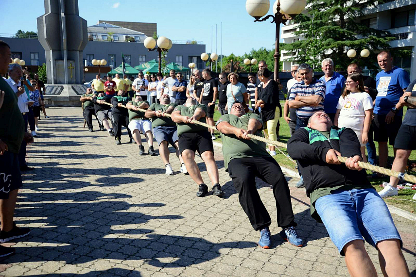 УГЉЕВИК, 15. ЈУНА /СРНА/ - У Угљевику су данас одржане прве "Витешке игре" у којима су се екипе из Србије и Републике Српске надметале у дисциплинама надвлачење конопца, снага руке и бацање клипа, а побједници из Коцељеве добили су награду од 1.500 КМ.
