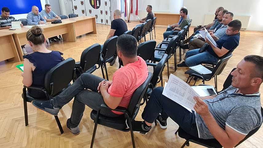 СТАНАРИ, 17. JУНА /СРНА/ - Јавна расправа о нацрту буџета.