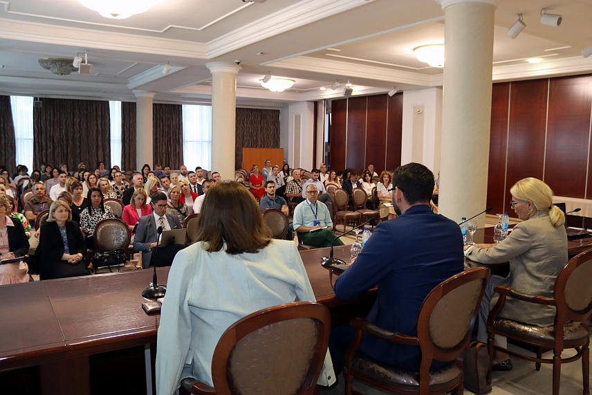 БАЊАЛУКА, 18. ЈУНА /СРНА/ - Министар за европске интеграције и међународну сарадњу Републике Српске Златан Клокић је присуствовао данас у Бањалуци предавању министра за европске интеграције Србије Тање Мишчевић о скринингу, као недавно започетој фази у оквиру европских интеграција, а која претходи преговорима о уласку у ЕУ, те истакао спремност да се комплетан посао скрининга уради квалитетно.