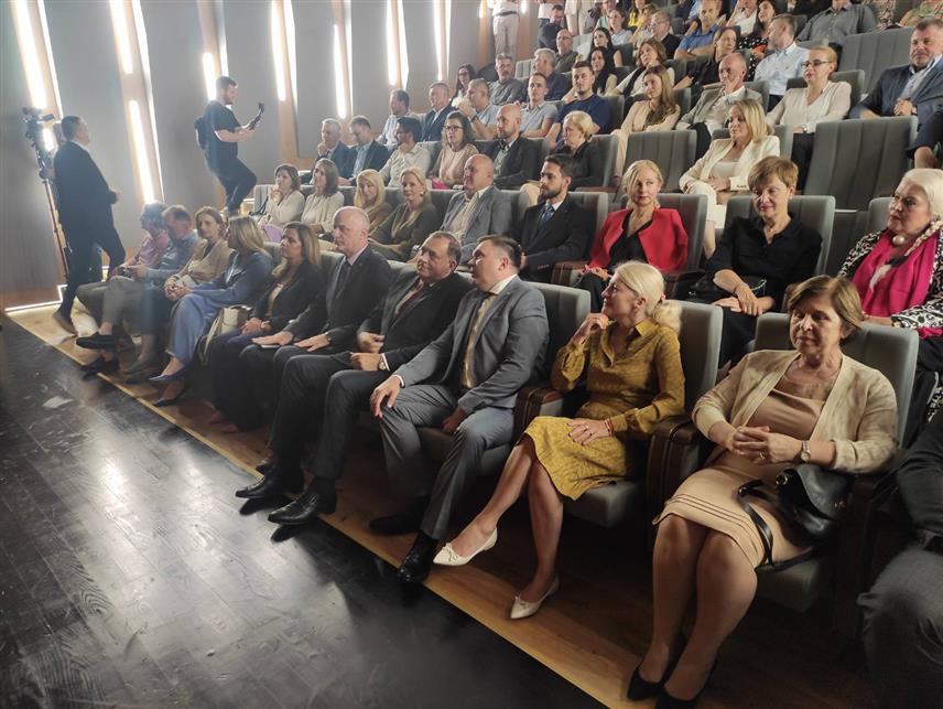 БАЊАЛУКА, 26. ЈУНА /СРНА/ - У присуству високих званичника Републике Српске у Бањалуци је вечерас свечано отворен објекат Студентског културног центра бањалучког Универзитета у који је уложено 2.300.000 КМ из капиталних инвестиција Владе Српске.