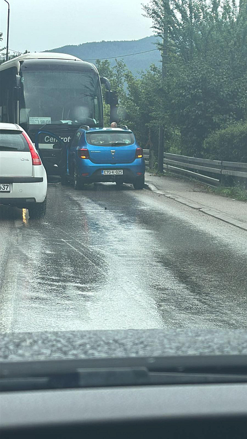 ИСТОЧНО САРАЈЕВО, 27. ЈУНА /СРНА/ - Једна особа повријеђена је у саобраћајној незгоди која се данас догодила у Улици Војводе Радомира Путника у Источном Новом Сарајеву, рекла је Срни портпарол Полицијске управе Источно Сарајево Весна Стокановић.