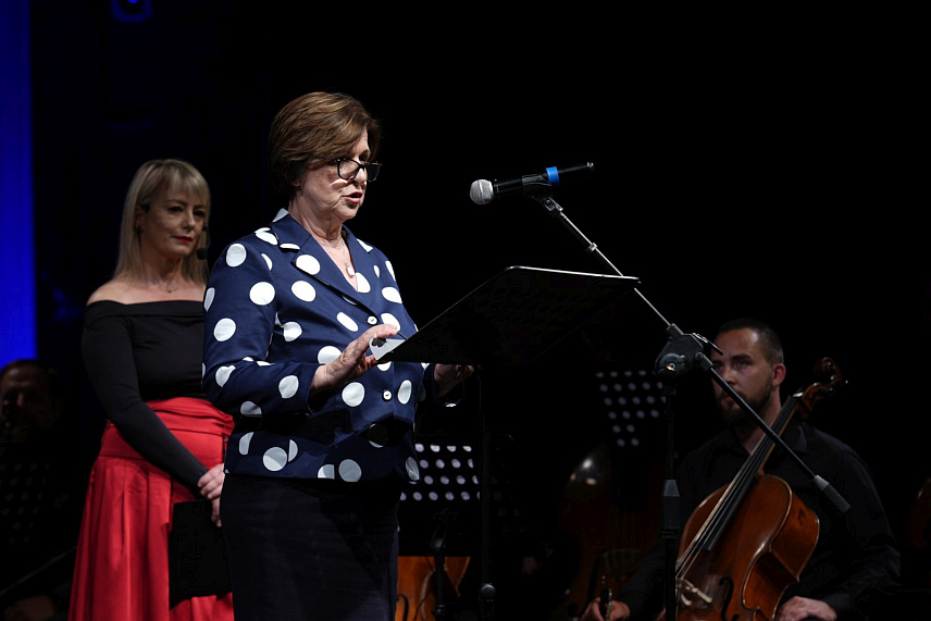 БАЊАЛУКА, 3. ЈУНА /СРНА/ - У Народном позоришту Републике Српске у Бањалуци вечерас је отворен 26. Театар фест "Петар Кочић", који ће трајати до 9. јуна под слоганом "Ко сам ја?" и на којем ће у такмичарском програму учествовати пет представа позоришта из БиХ и региона.