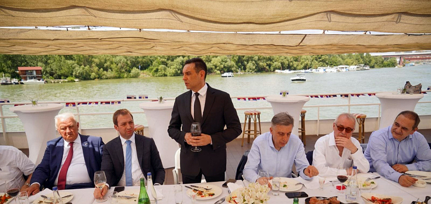 БЕОГРАД, 8. ЈУНА /СРНА/ - Потпредсједник Владе Србије и члан Сената Републике Српске Александар Вулин уприличио је данас свечани ручак за истакнуте личности јавног и политичког живота Републике Српске.