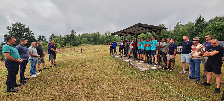 СТАНАРИ, 21. ЈУЛА /СРНА/ - У Станарима се данас одржава Седми куп у гађању летећих мета глинених голубова који је окупио 35 такмичара са подручја Републике Српске и Федерације БиХ.