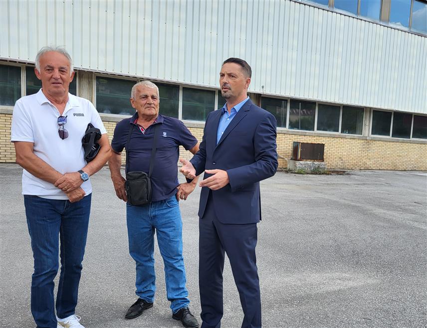 ПАЛЕ, 25. ЈУЛА /СРНА/ - Власник компаније "Технички ремонт Братунац" Славенко Ристић изјавио је данас на Палама да треба учинити све да се спаси Фабрика мотора специјалне намјене "Kоран" на Палама - некадашњи гигант у области намјенске индустрије и најавио могућност ревитализације ове фабрике у сарадњи са Србијом.