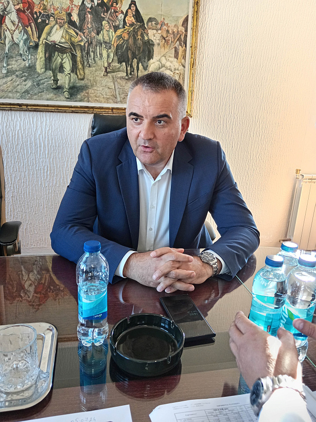 ХАН ПИЈЕСАК, 5. ЈУЛА /СРНА/ - Министар пољопривреде, шумарства и водопривреде Републике Српске Саво Минић посјетио је данас Шумско газдинство /ШГ/ "Височник" на Хан Пијеску.