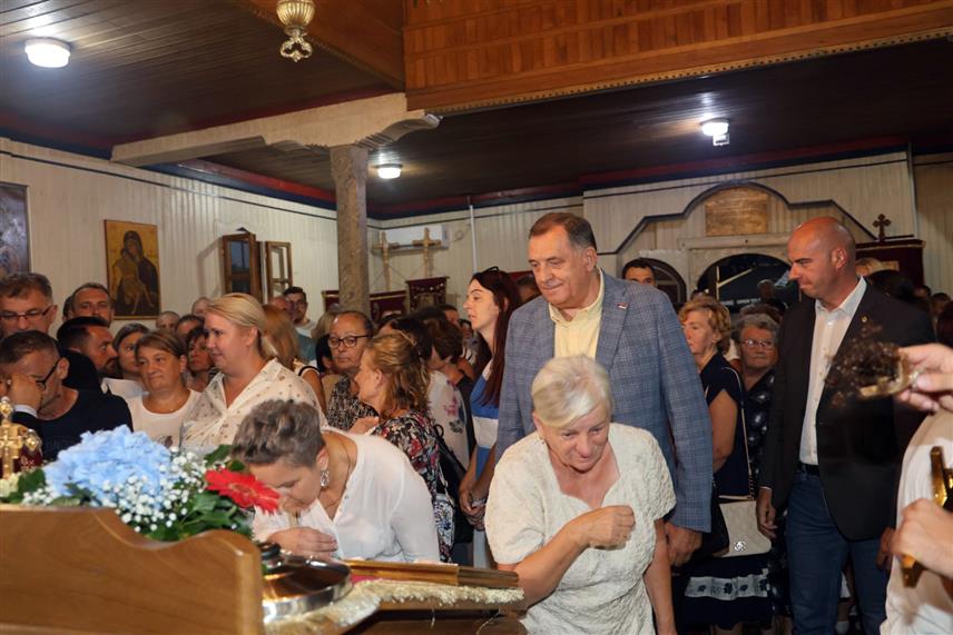 ПРИЈЕДОР, 1. АВГУСТА /СРНА/ - Предсједник Републике Српске Милорад Додик присуствовао је вечерас Илинданском зборовању у мјесту Марићка код Приједора./Фото - Борислав Здриња/