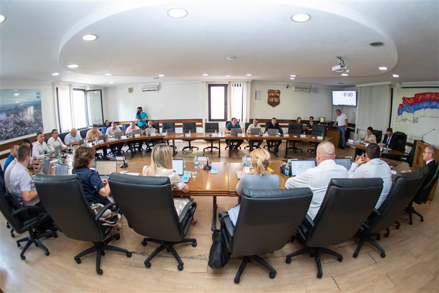 ПРЊАВОР, 21. АВГУСТА /СРНА/ - Скупштина града Прњавора усвојила је данас одлуку о учешћу грађана у изградњи водоводне секундарне мреже у мјесној заједници Штрпци којом је предвиђено да корисници уплате по 2.000 КМ, а омогућено је плаћање у пет рата.